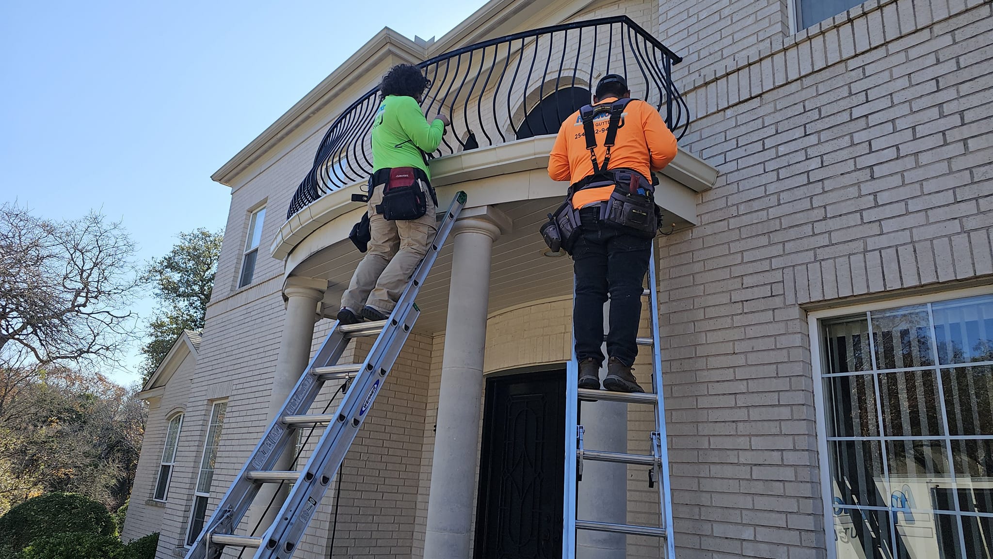 Professional seamless gutter system getting installed by AquaWorks® Rain Gutters crew