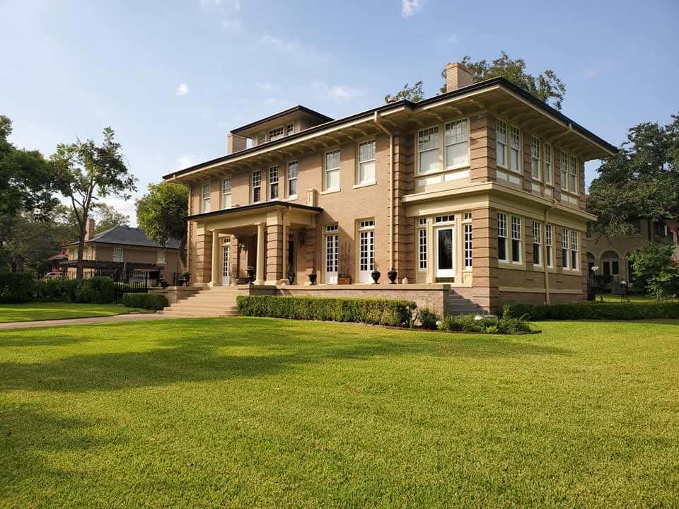 Custom seamless gutters installed on Texas home by AquaWorks® Rain Gutters