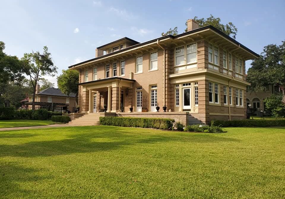 Custom seamless gutters installed on Texas home by AquaWorks® Rain Gutters